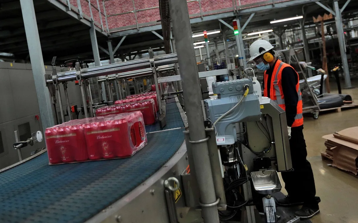 Gráfico que muestra el crecimiento del comercio en Chile y su impacto en la economía personal, con billetes de dólar y peso chileno.