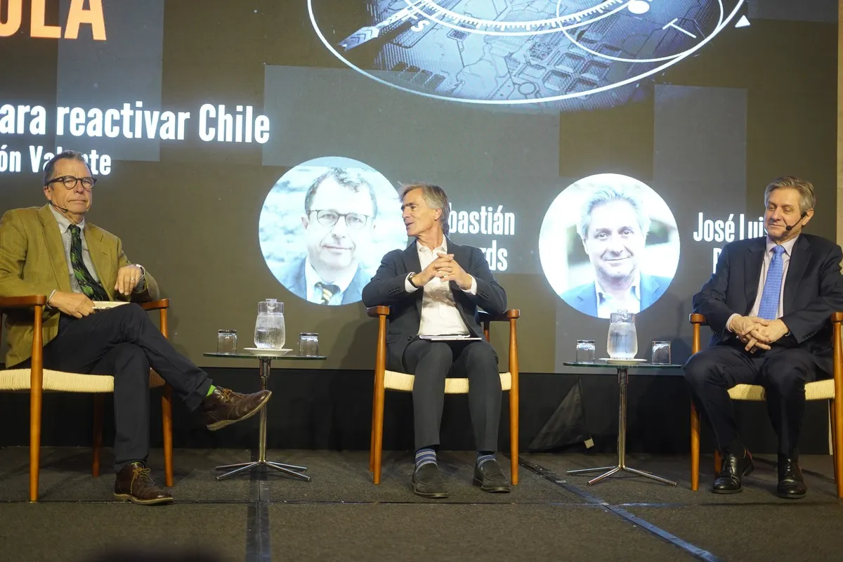 Expertos económicos debatiendo sobre el crecimiento de Chile y su impacto en las finanzas personales.