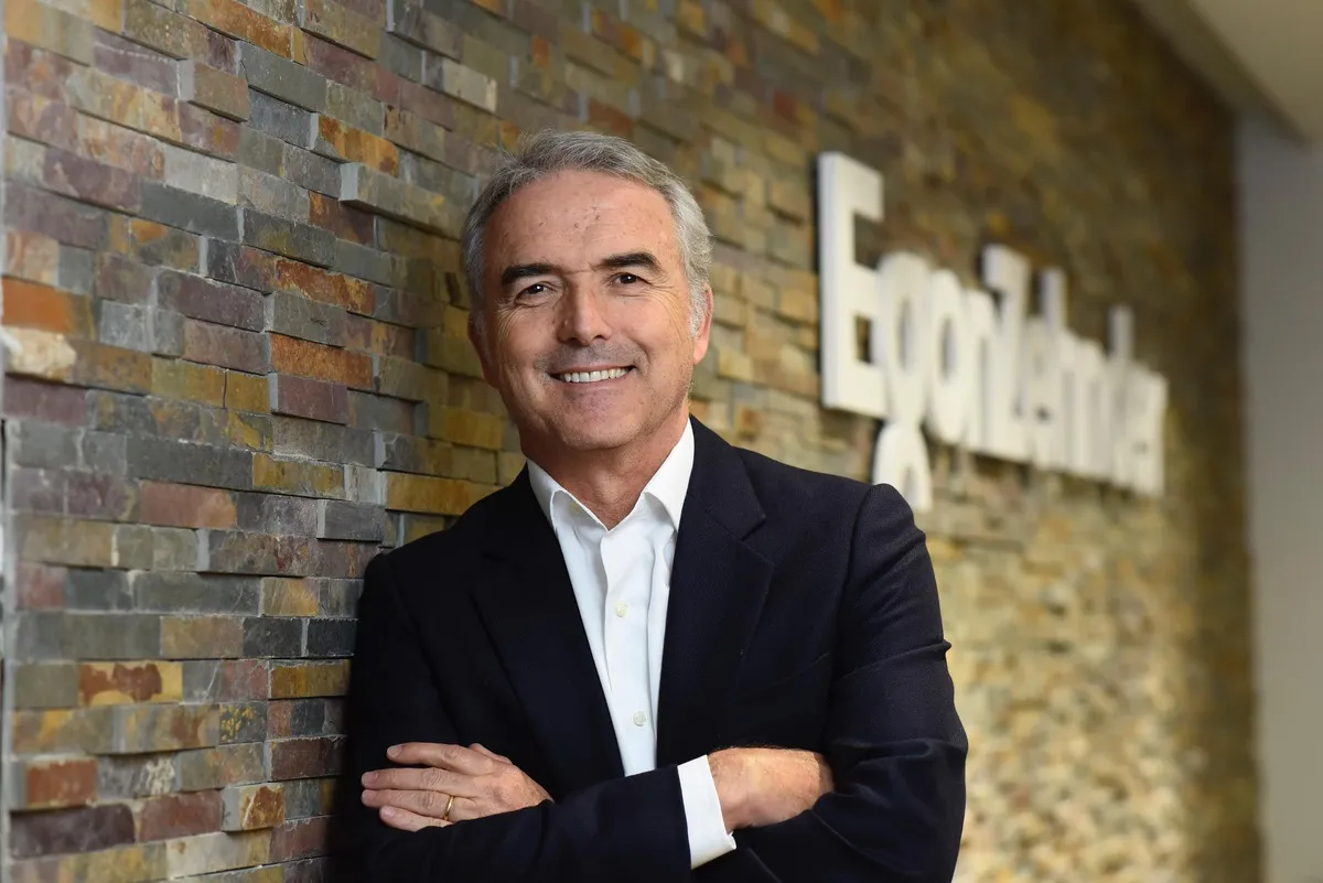 Ejecutivos profesionales en reunión, representando el mercado de talento y liderazgo empresarial en Chile.