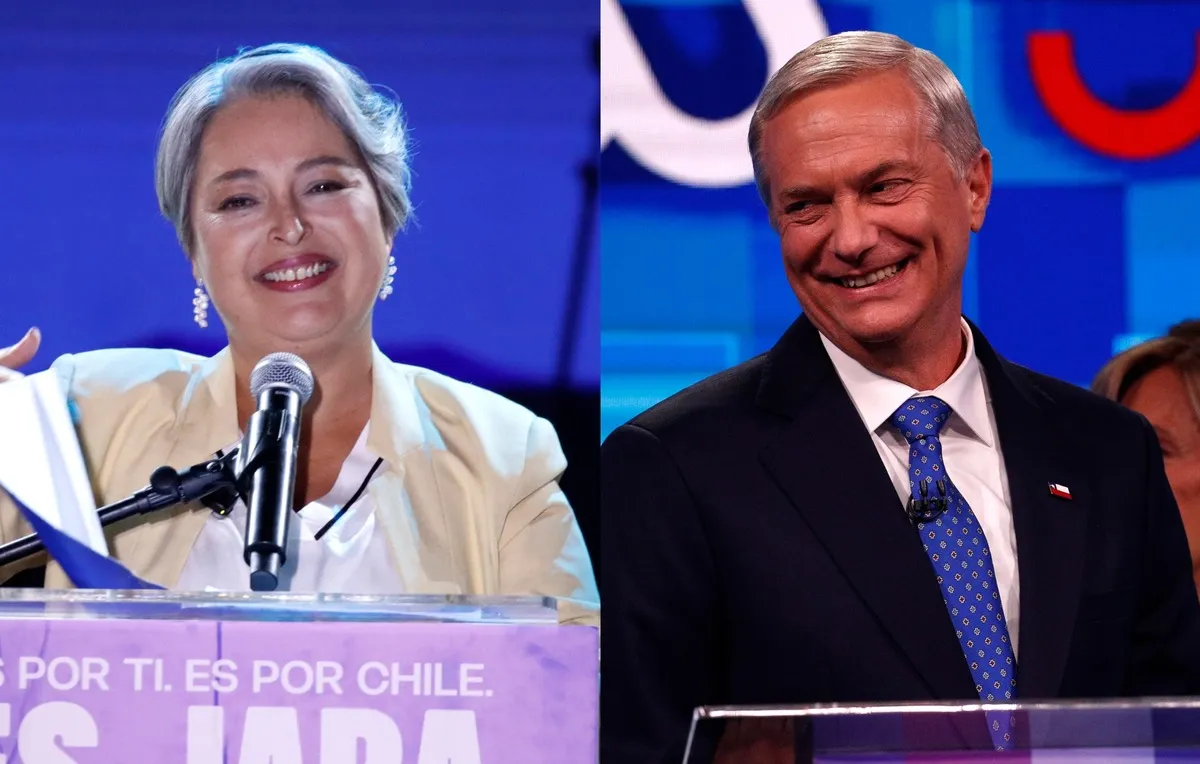 Representación visual de una mano protegiendo monedas y billetes de dólar en un contexto de incertidumbre económica en Chile, con gráficos financieros de fondo.