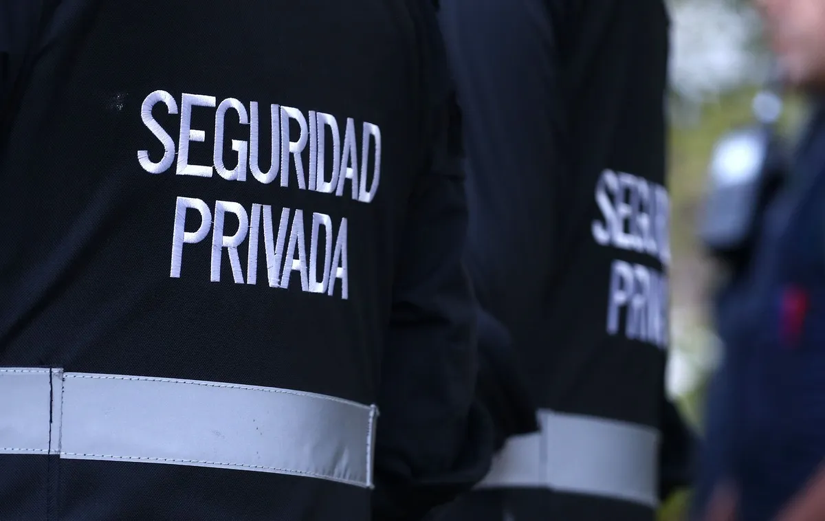 Persona estresada en un ambiente laboral hostil, con billetes y monedas chilenas simbolizando el impacto económico y la salud mental.