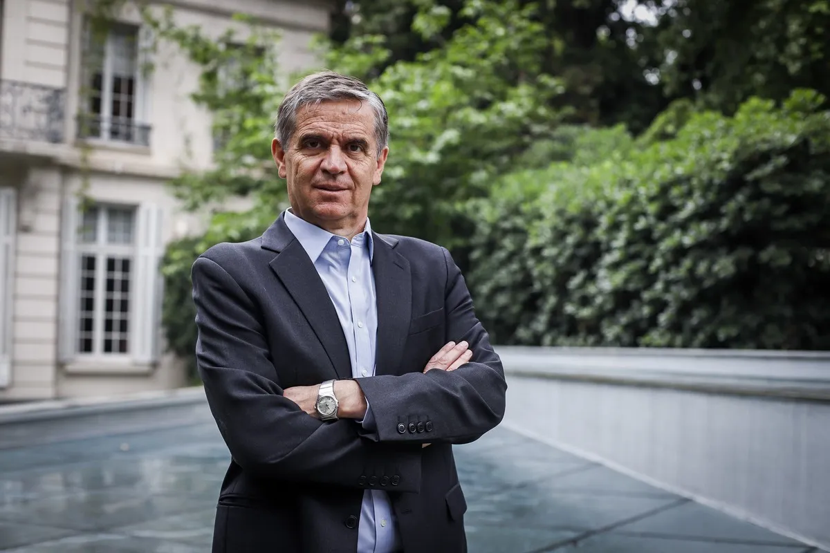 Representación visual del impacto de decisiones políticas en la economía chilena, con gráficos de crecimiento y estabilidad financiera.