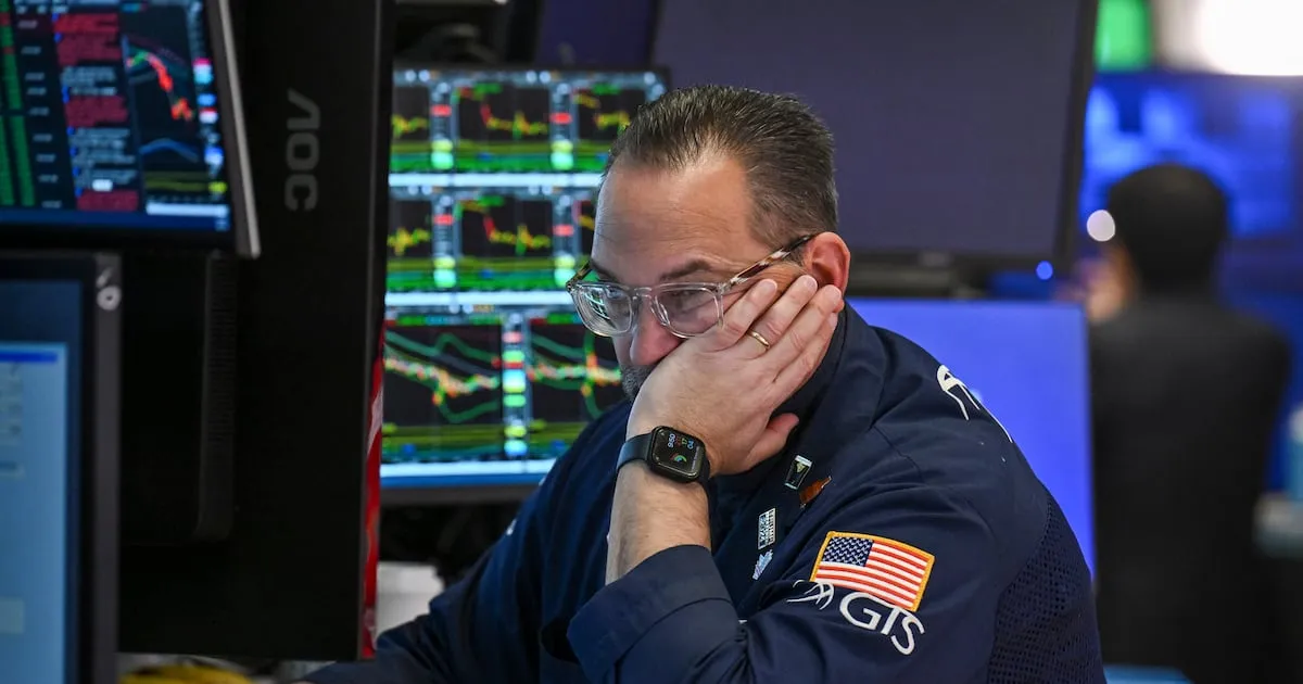 IPSA en rojo, dólar baja a $925: ¿qué significa para tu bolsillo?