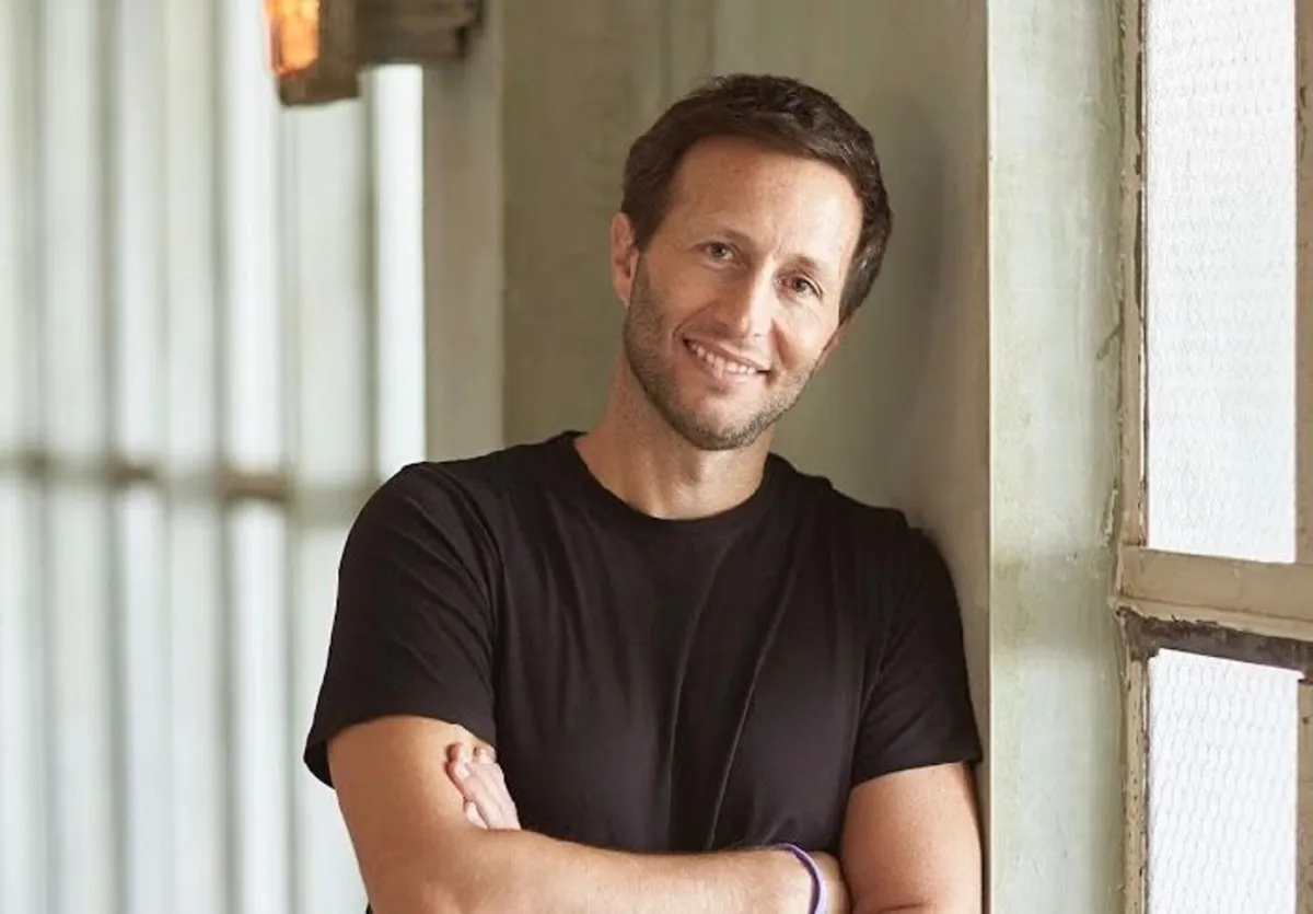 Tomás Yankelevich, empresario argentino, junto al logo de Chilevisión, simbolizando la toma de control y su visión de futuro para el canal.