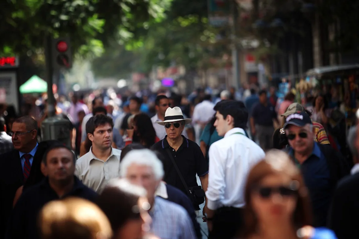 Impacto de la economía chilena en el bolsillo de las personas, con billetes, monedas y gráficos de tendencias económicas.