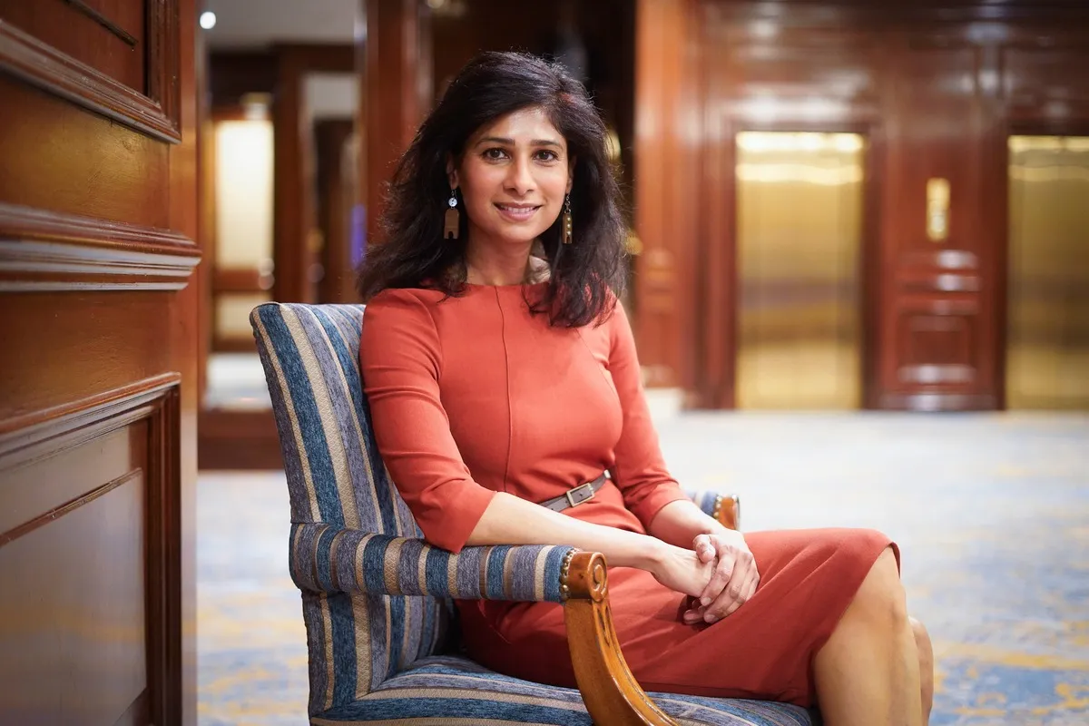 Gita Gopinath, economista, advierte sobre riesgos económicos globales como la burbuja de IA y la deuda gubernamental, impactando finanzas personales e inversiones.